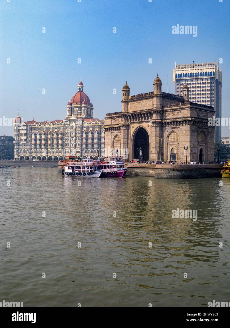 India, Maharashtra, Mumbai. La puerta de entrada de la India, el Taj Mahal Palace Hotel y el Taj Mahal Tower Hotel. Foto de stock