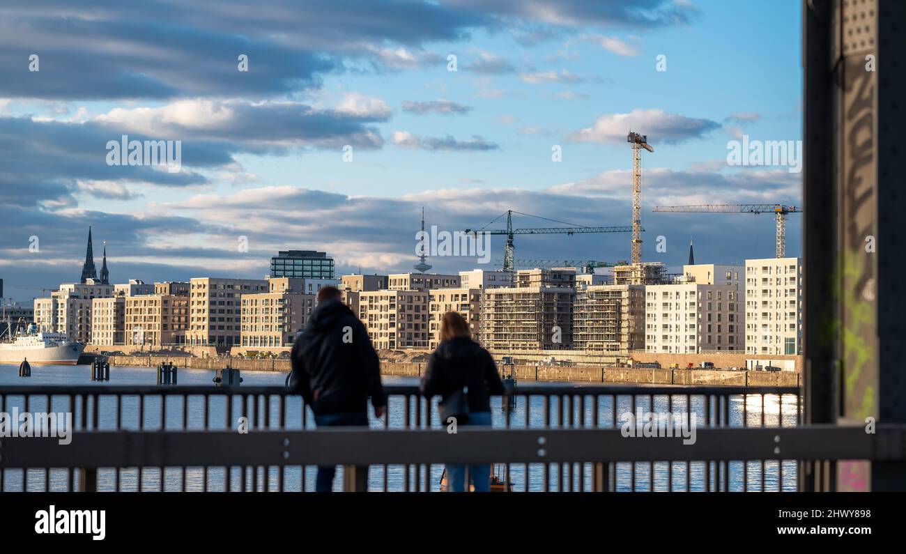 Turismo en el puente de freihafenelbbrücke disfrutando de la vista del nuevo distrito Hafencity de Hamburgo, Alemania. Foto de stock