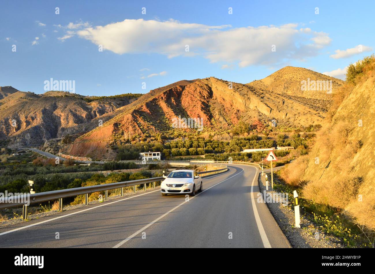 Carretera N-340a a través del desierto de Tabernas, uno de los verdaderos semidesiertos de Europa situado en el sur de Almería España. Foto de stock