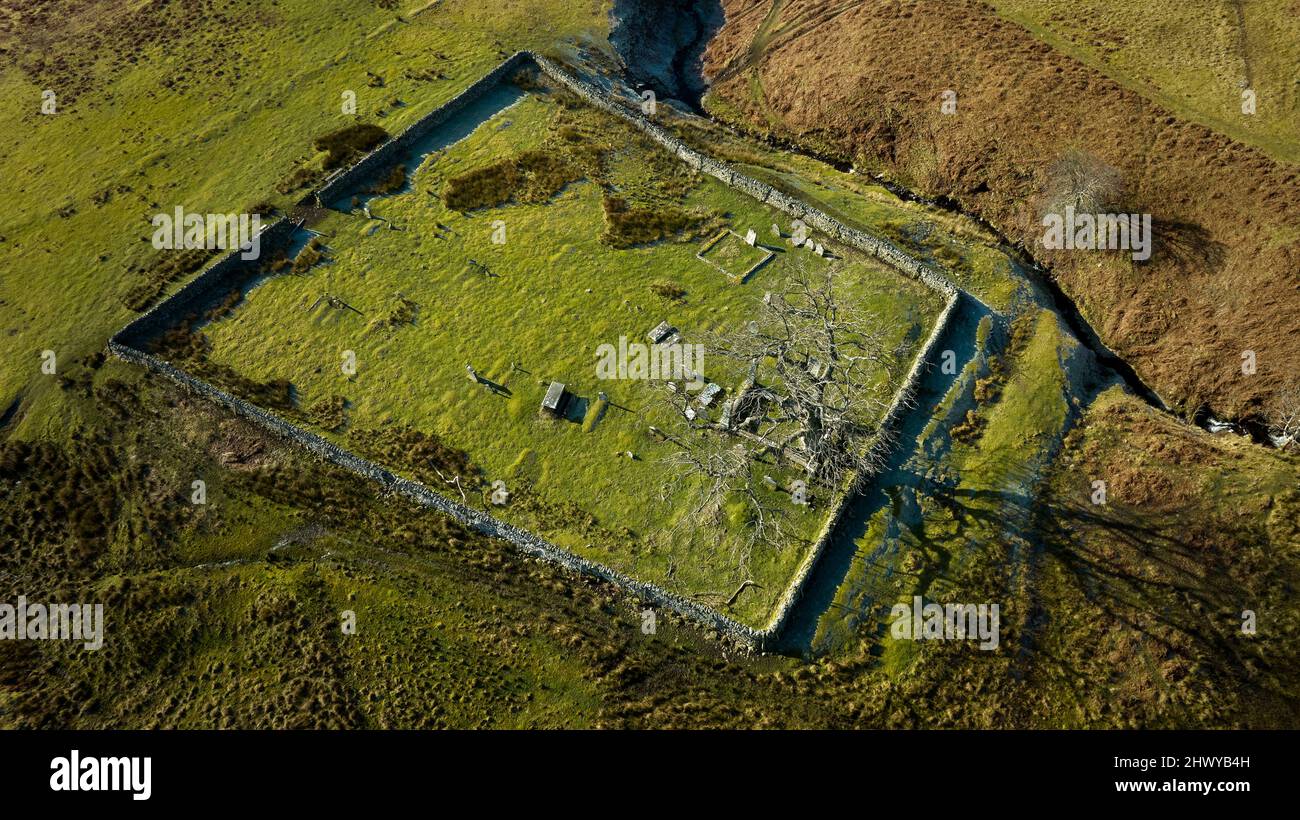 Vista aérea del Kirkyard de Santa María por el lago de Santa María en las fronteras escocesas. Foto de stock