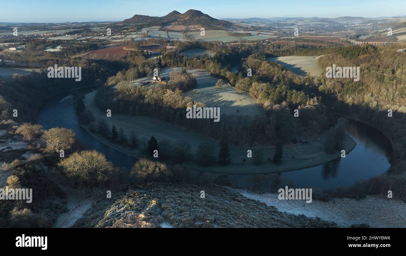 Vista aérea del río Tweed sobre Scott's View en las fronteras escocesas en una mañana helada en marzo. Foto de stock