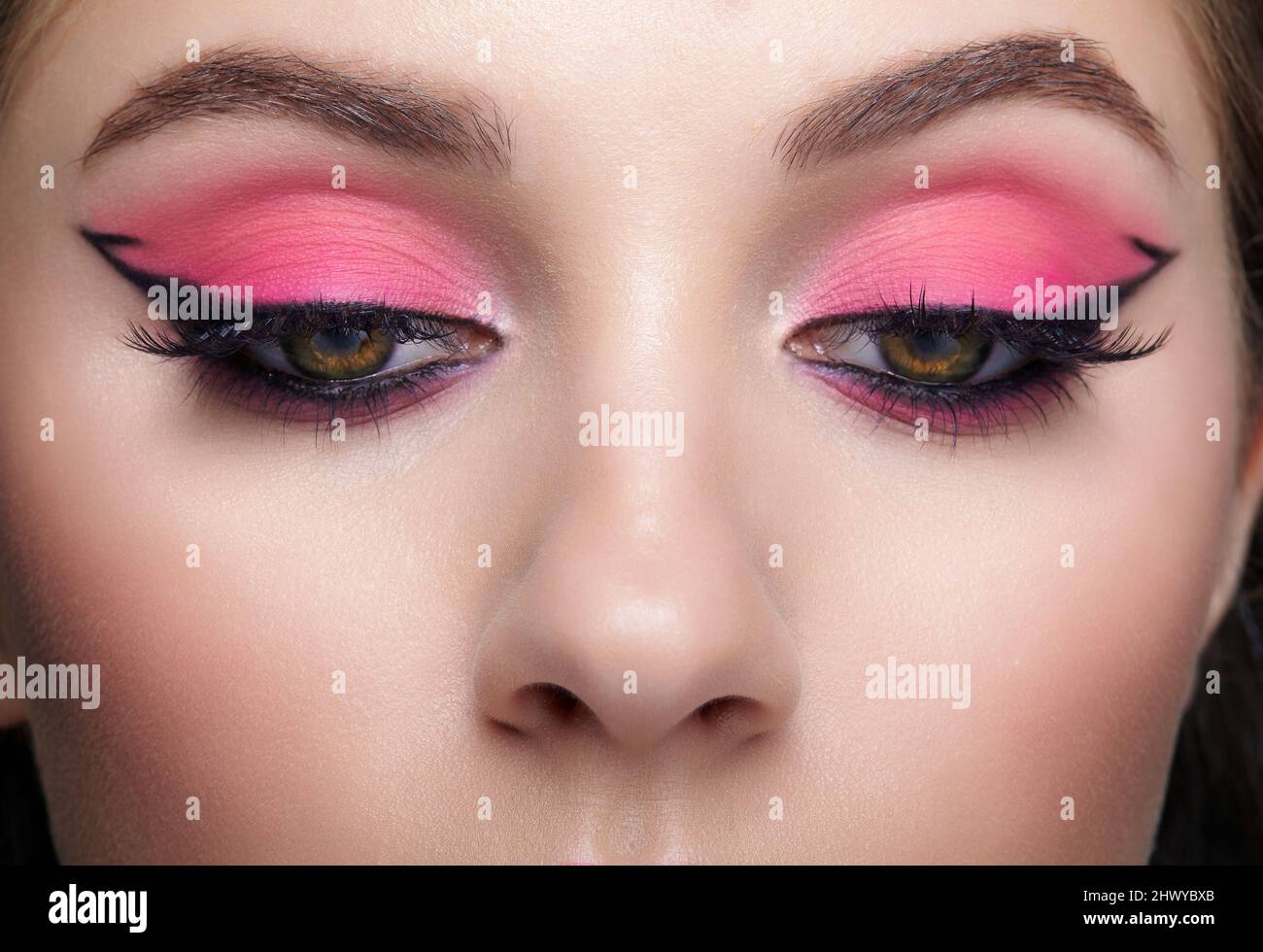 Primer plano macro de cara femenina humana. Mujer con aspecto oriental y  maquillaje de belleza de ojos rosas Fotografía de stock - Alamy