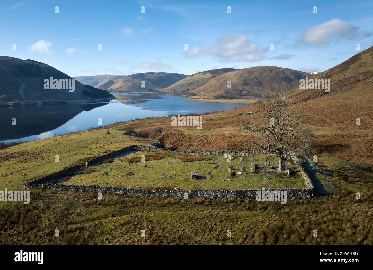 Vista aérea del Kirkyard de Santa María por el lago de Santa María en las fronteras escocesas. Foto de stock