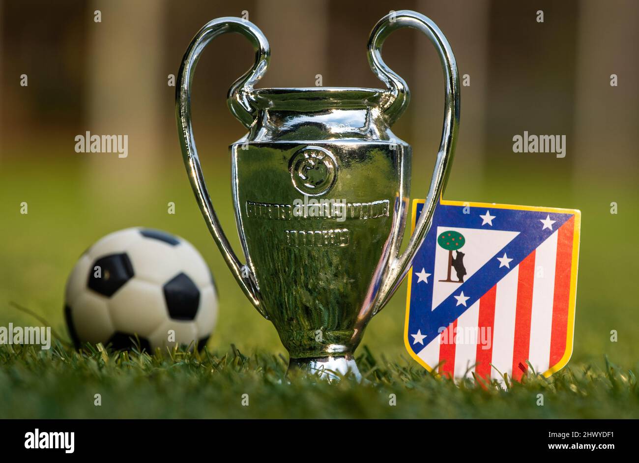 27 de agosto de 2021, Madrid, España. Emblema del club de fútbol Atlético de Madrid y de la Copa de la Liga de Campeones de la UEFA en el césped verde del estadio. Foto de stock
