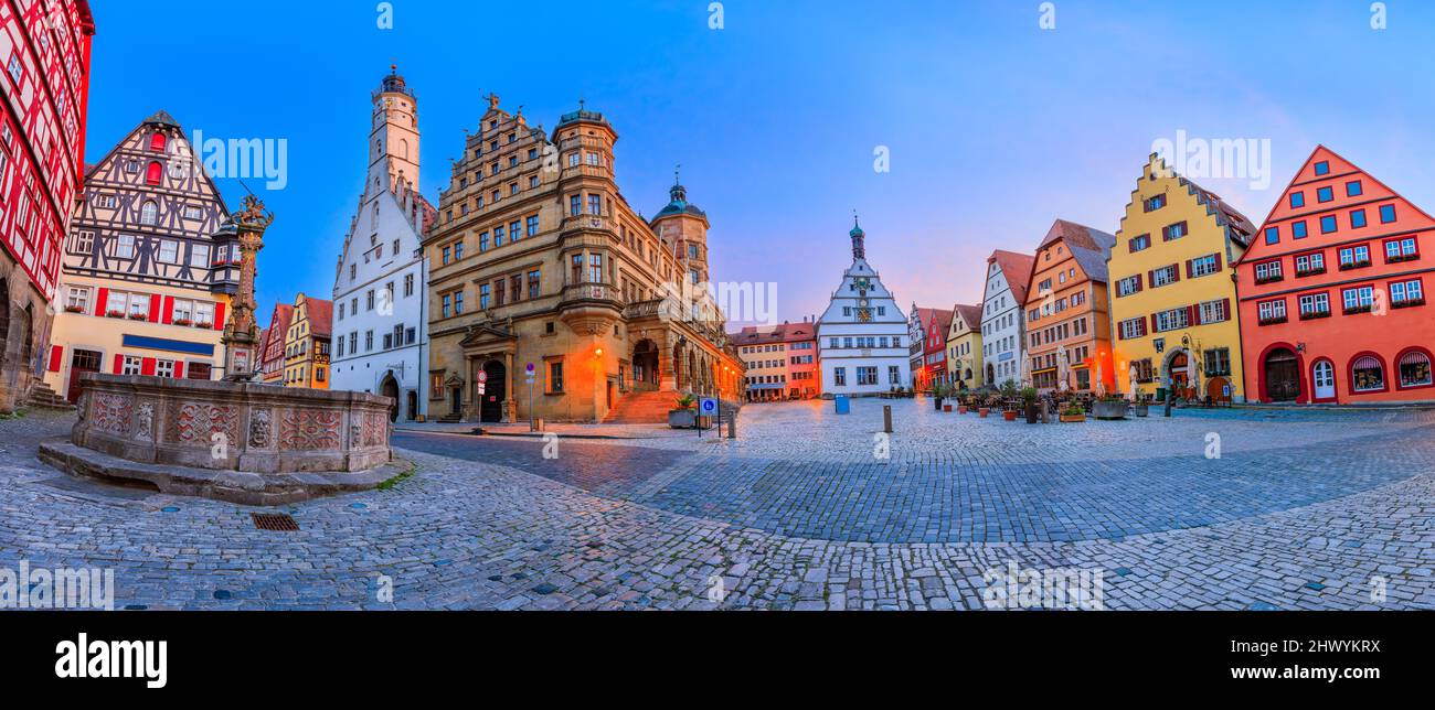 Rothenburg ob der Tauber, Baviera, Alemania. Ciudad medieval de Rothenburg. Panorama de la Plaza del Mercado (Marktplatz). Foto de stock