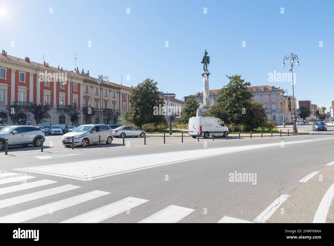 Vercelli ciudad y plaza Pajetta Nedo, Italia.Peatonal cruce en la ciudad Foto de stock