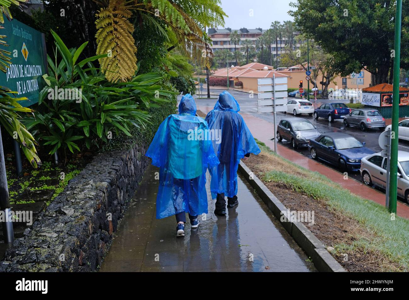 Dos turistas en ropa de lluvia, batas de plástico Foto de stock