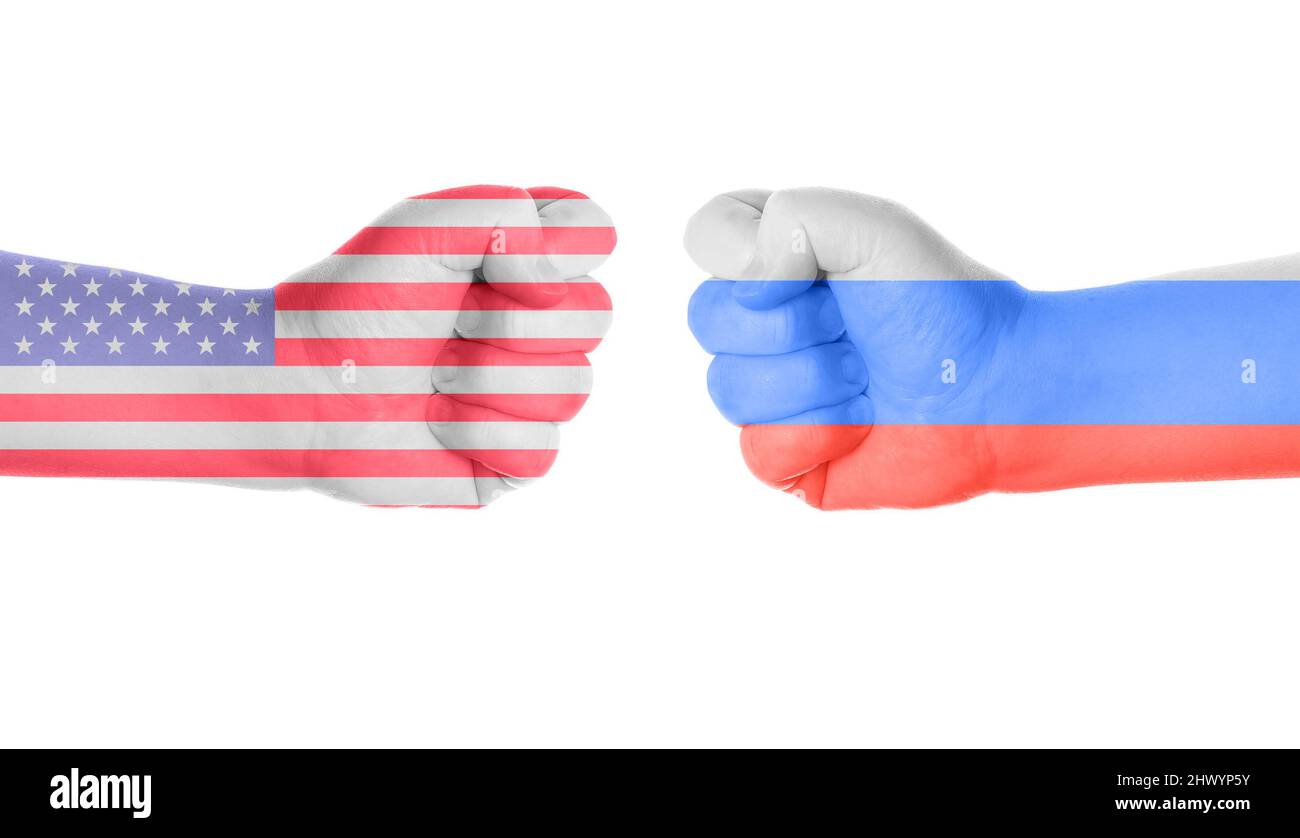 Estados Unidos vs rusia Conflicto simbolizado por dos puños pintados con banderas Foto de stock