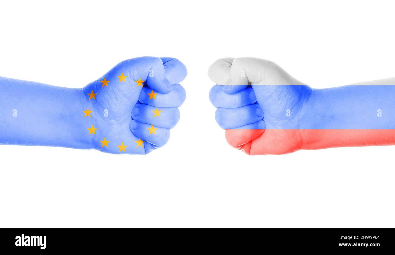 Conflicto UE-rusia simbolizado por dos puños pintados con banderas Foto de stock