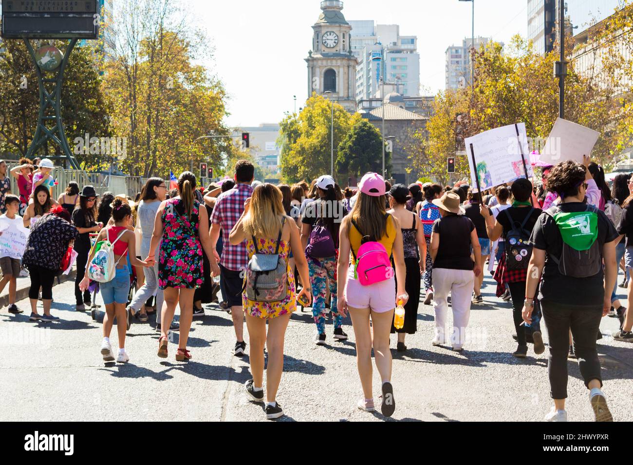 Mujeres caminando en la huelga del Día Internacional de la Mujer 8M - Santiago, Chile - 08 de marzo de 2020 Foto de stock