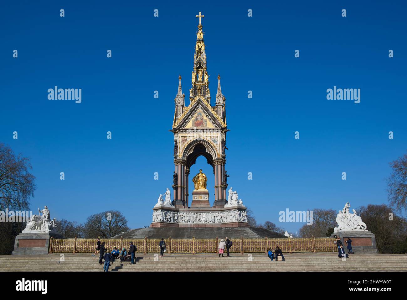 El Albert Memorial con los visitantes en los pasos de abajo, Kensington Gardens, Londres Reino Unido Foto de stock