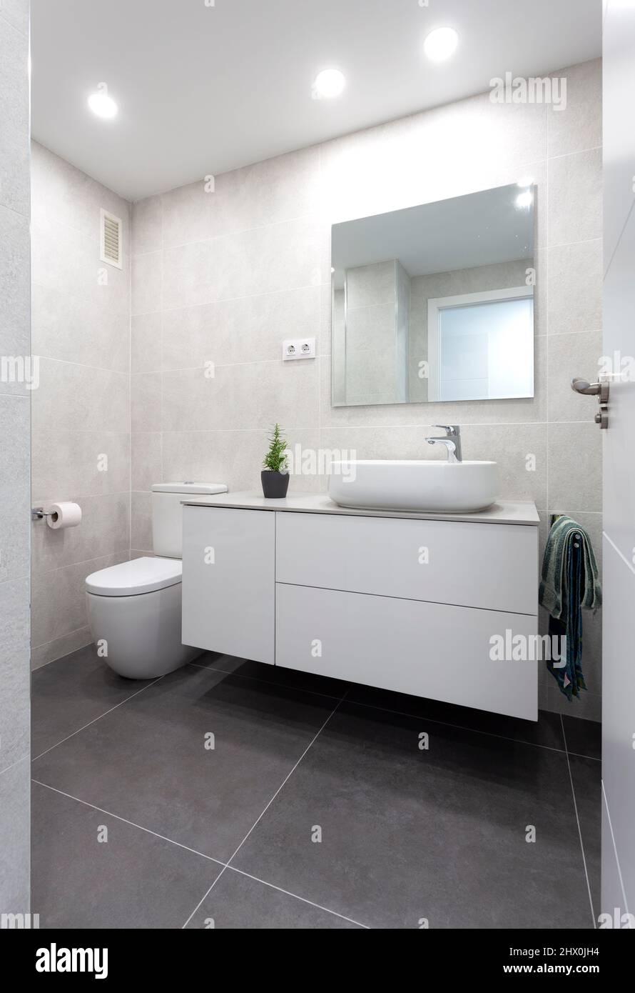 Baño blanco con suelo gris oscuro Fotografía de stock - Alamy