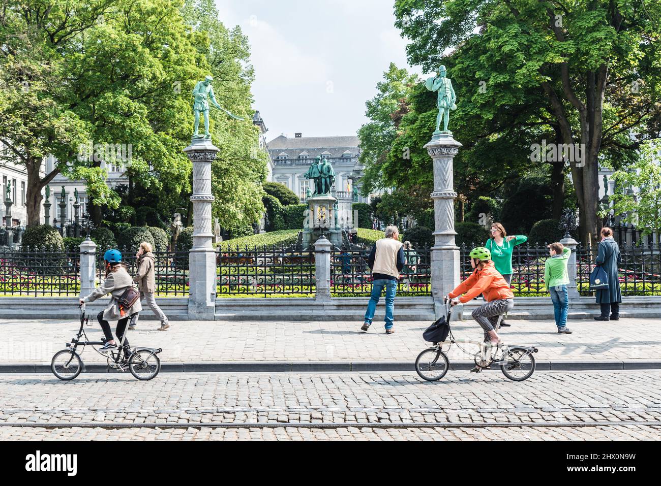 Dos niños en bicicleta fotografías e imágenes de alta resolución - Alamy