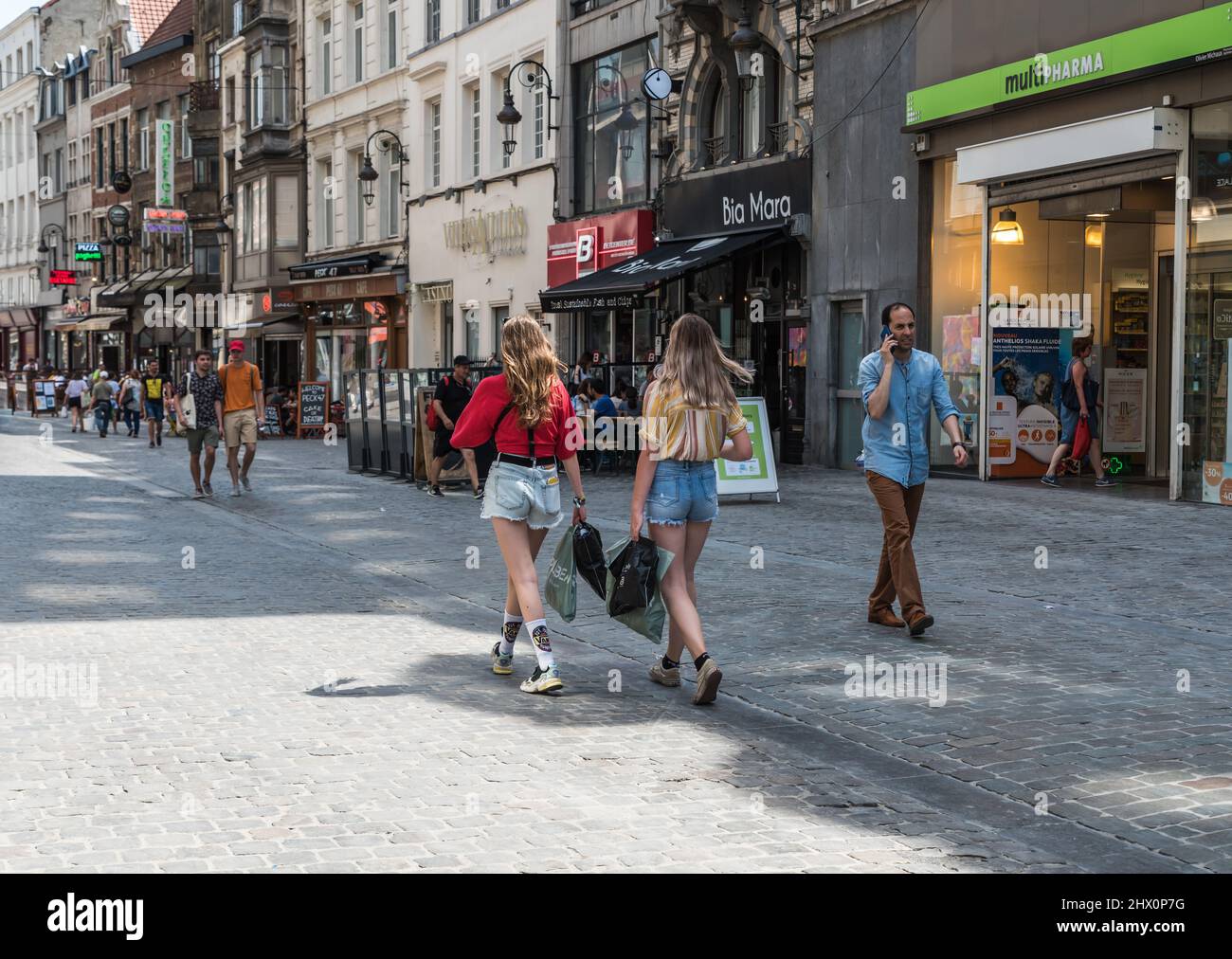 Ciudad de Bruselas - Bélgica - 25 2019, Adolescentes chicas de moda en ropa de verano caminando por las calles comerciales alrededor de la Avenida Anspach Fotografía de stock -