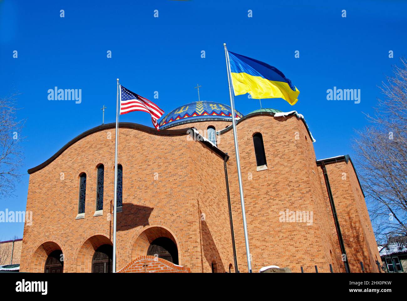 Iglesia Católica Ucraniana de San Constantino con la bandera ucraniana volando juntos mostrando apoyo. Minneapolis Minnesota MN Estados Unidos Foto de stock