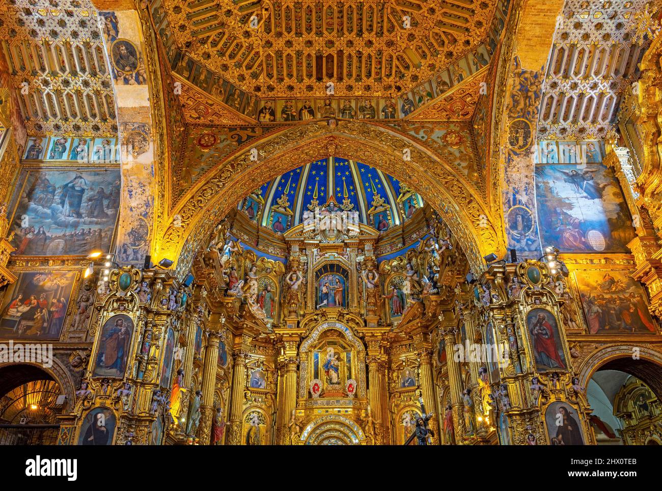 Virgen de Quito en el retablo principal de la Iglesia de San Francisco y convento con cúpula azul y decoraciones doradas, Quito, Ecuador. Foto de stock