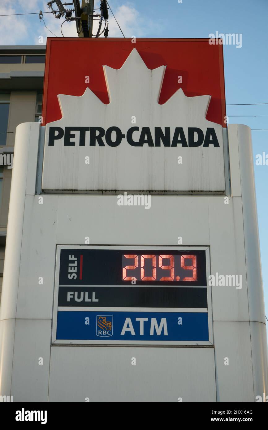 Vancouver, Canadá. 8 de marzo de 2022. Los precios de la gasolina en Vancouver han alcanzado niveles récord, lo que los convierte en los más altos de Norteamérica. Esto se debe principalmente a la invasión rusa de Ucrania. Hoy los precios alcanzaron los 209,9 centavos por litro para el gas regular y se espera que aumenten aún más. Foto de stock