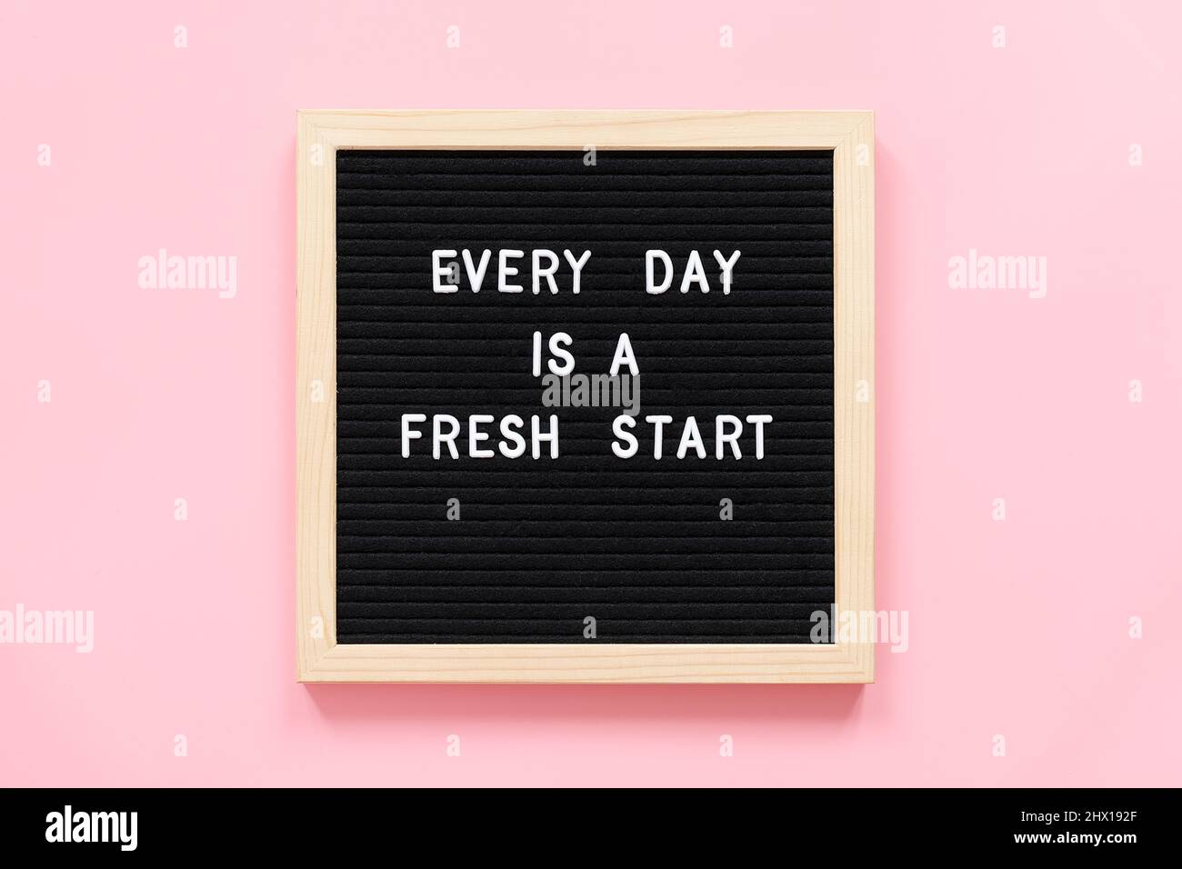 Cada día es un comienzo fresco. Cita motivacional en pizarra de letras negras sobre fondo rosa. Concepto inspirador cita del día. Tarjeta de felicitación, postca Foto de stock