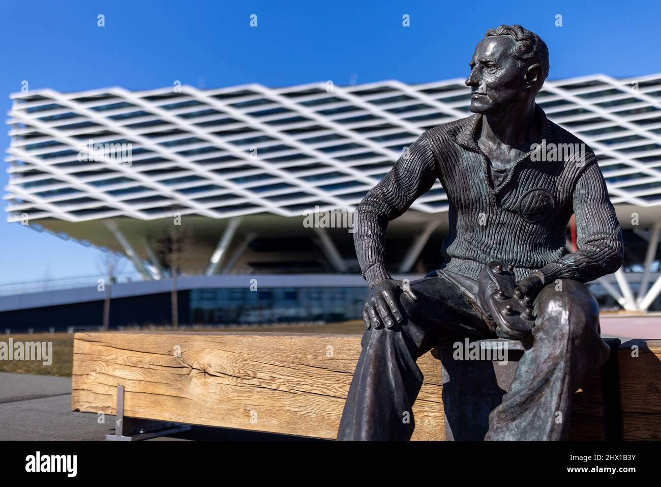 Herzogenaurach, Alemania. 08th Mar, 2022. Una estatua del fundador Adolf  'Adi' Dassler se erige frente al edificio de oficinas 'Arena' en las  instalaciones del fabricante de artículos deportivos Adidas. Adidas  presenta sus