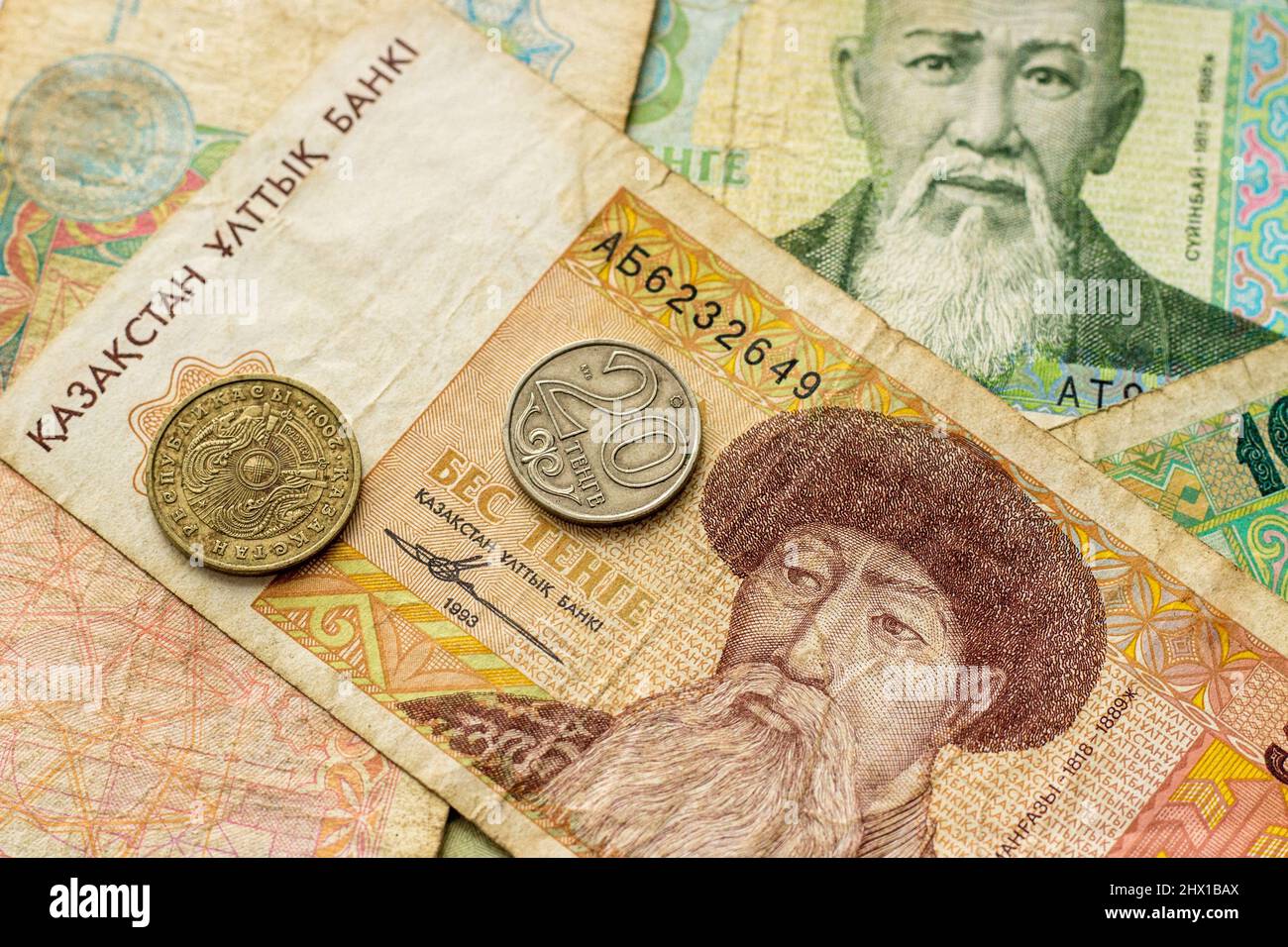 Antigua moneda de papel y monedas de Kazajstán, de fondo Foto de stock