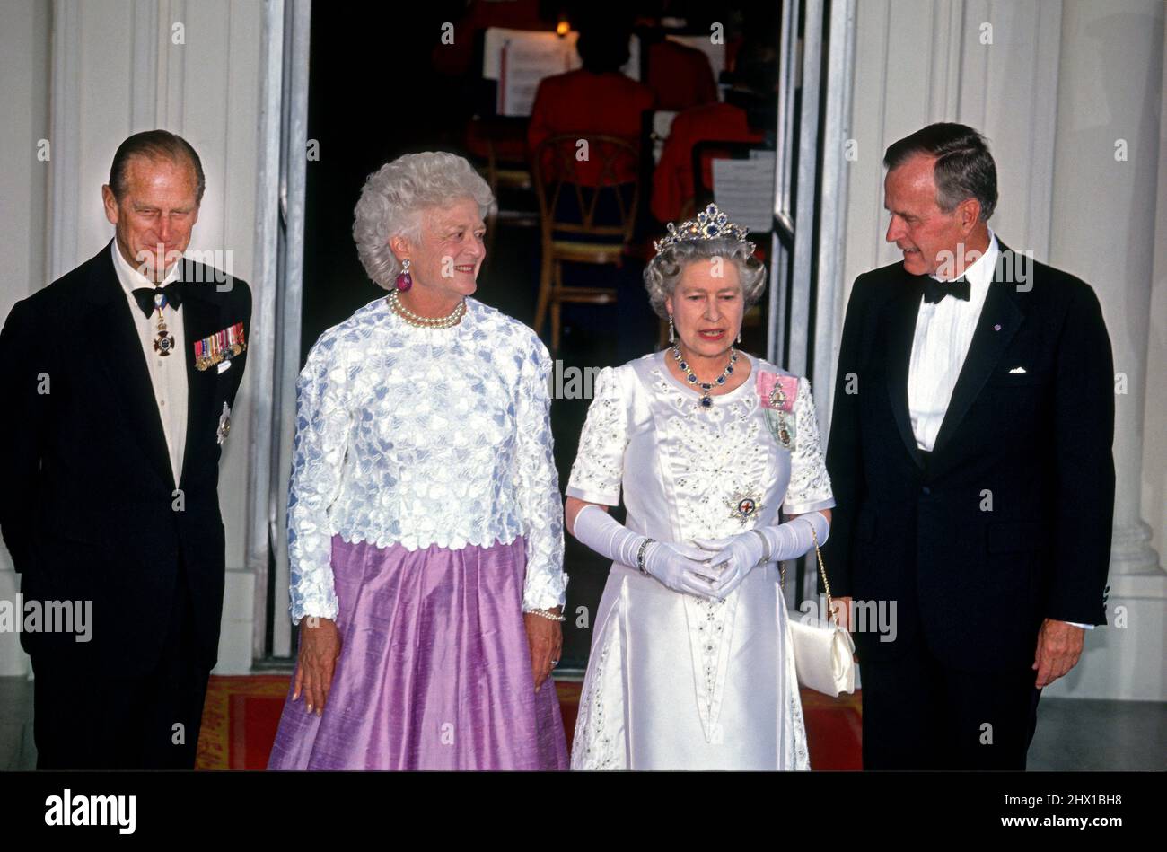 El Presidente de los Estados Unidos George H.W. Bush, derecha, y primera dama Barbara Bush, centro izquierda, bienvenida a la reina Isabel II de Gran Bretaña, centro derecha, y el príncipe Felipe, duque de Edimburgo, izquierda, Cuando llegan al Portico Norte de la Casa Blanca en Washington, DC para una Cena Estatal el 14 de mayo de 1991.Crédito: Arnie Sachs / CNP /MediaPunch Foto de stock