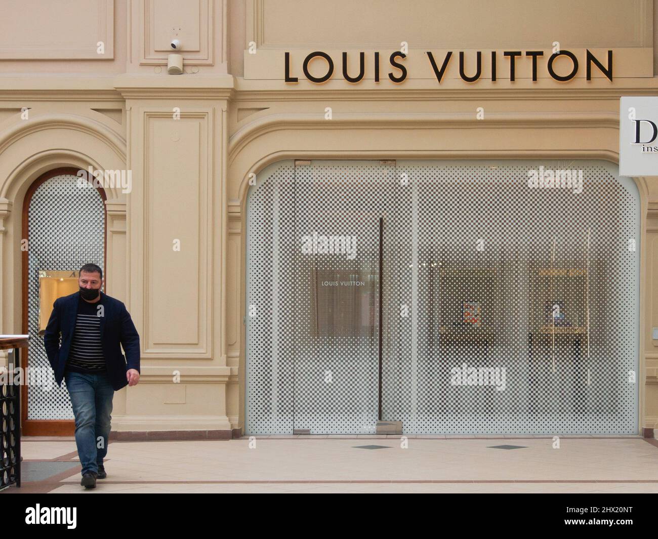 Cerrado Louis Vuitton tiendas en GOMA. Las principales marcas  internacionales premium han cesado sus actividades en Rusia, al cerrar sus  tiendas. (Foto de Alexander Sayganov / SOPA Images/Sipa USA Fotografía de  stock 