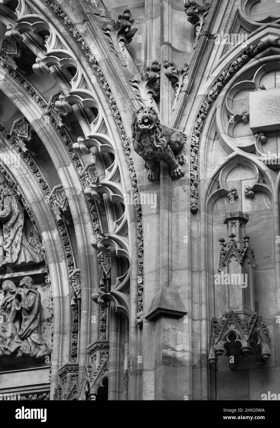 Gargoyle de estilo gótico en la Catedral de San Vito, Praga Foto de stock