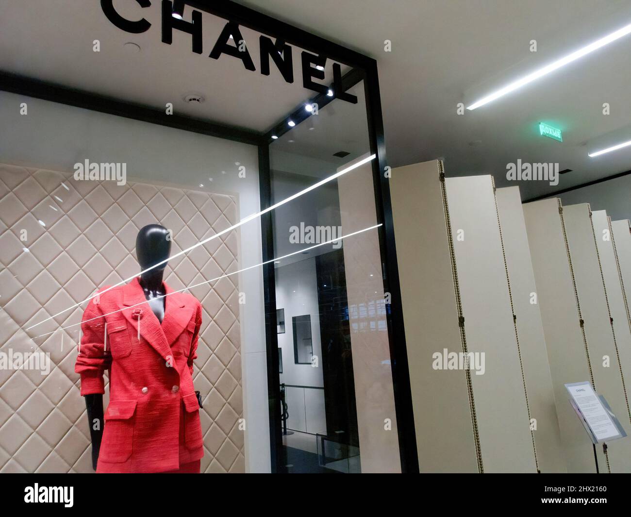 Cerrado Louis Vuitton tiendas en el segundo y tercer piso de GOMA. Las  principales marcas internacionales premium han cesado sus actividades en  Rusia, al cerrar sus tiendas. (Foto de Alexander Sayganov /