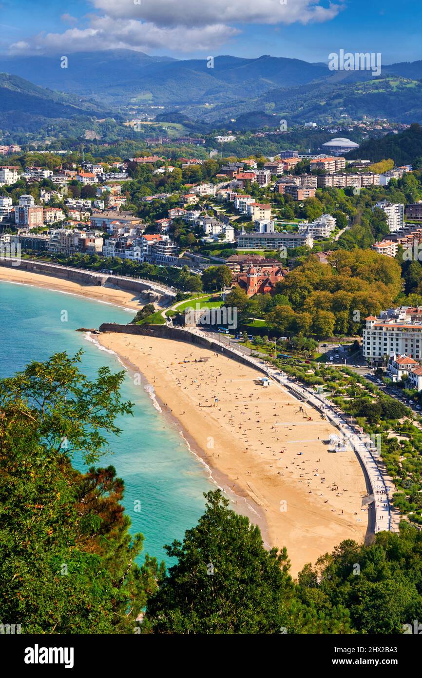 Vista de la ciudad desde el Monte Igeldo, Playa de Ondarreta y Playa de La Concha, Donostia, San Sebastián, ciudad cosmopolita de 187.000 habitantes, Foto de stock