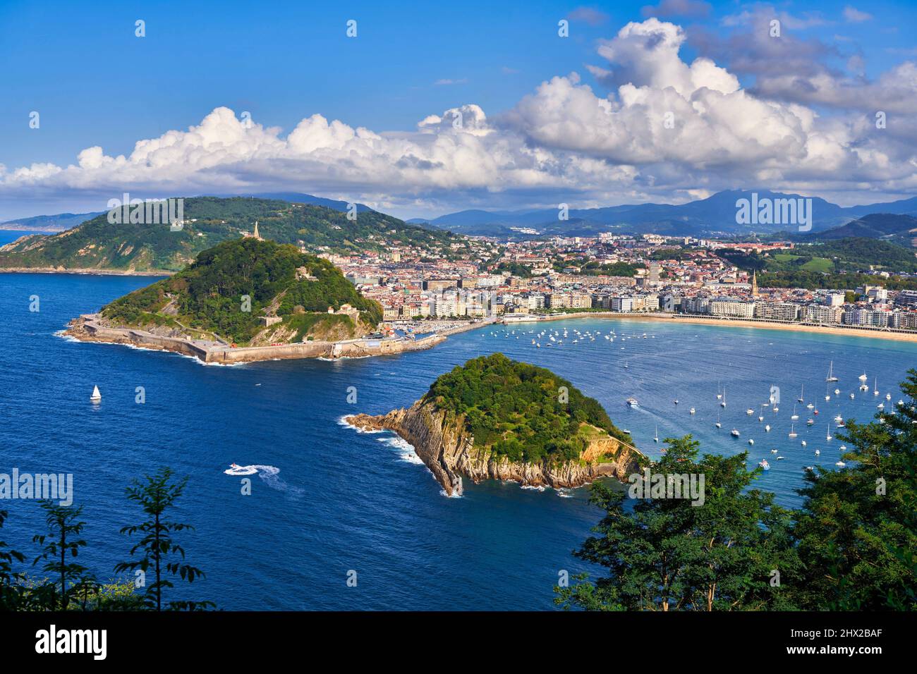 Vista de la Bahía de La Concha desde el Monte Igeldo, la Isla de Santa Clara y el Monte Urgull, Donostia, San Sebastián, ciudad cosmopolita de 187.000 habitantes, Foto de stock
