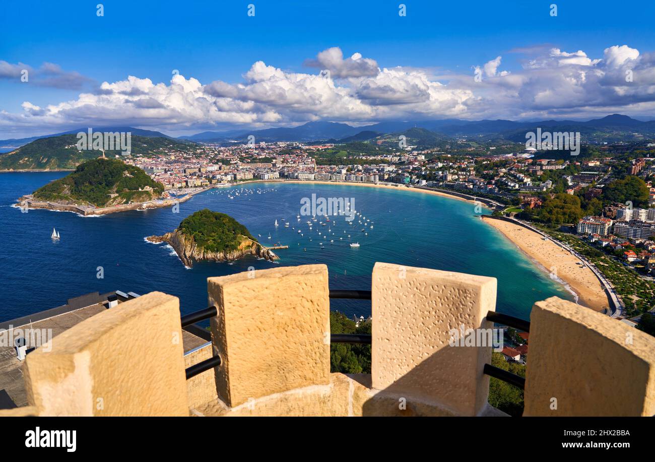 Vistas de la bahía de La Concha desde la Torreón del Monte Igeldo, Donostia, San Sebastián, ciudad cosmopolita de 187.000 habitantes, notable por su Foto de stock