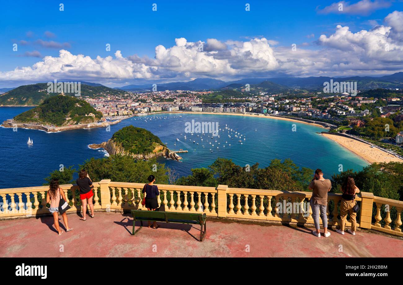 Turistas fotografiando la bahía de La Concha desde el mirador del Monte Igeldo, Donostia, San Sebastián, ciudad cosmopolita de 187.000 habitantes, notable Foto de stock