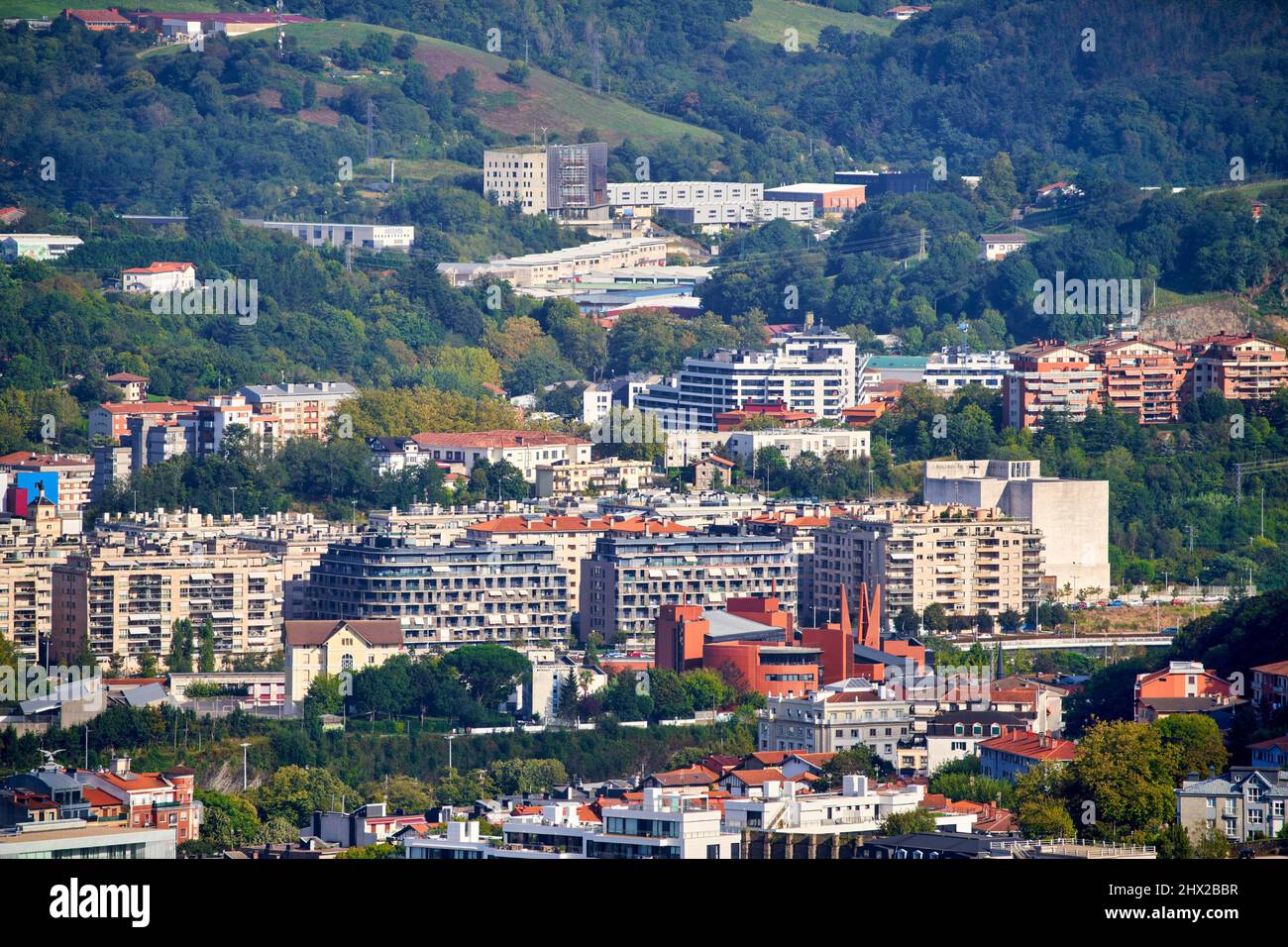 Barrio de Riberas de Loiola, Vista desde el Monte Igeldo, Polígono 27 En el fondo en Martutene, Donostia, San Sebastián, ciudad cosmopolita de Foto de stock