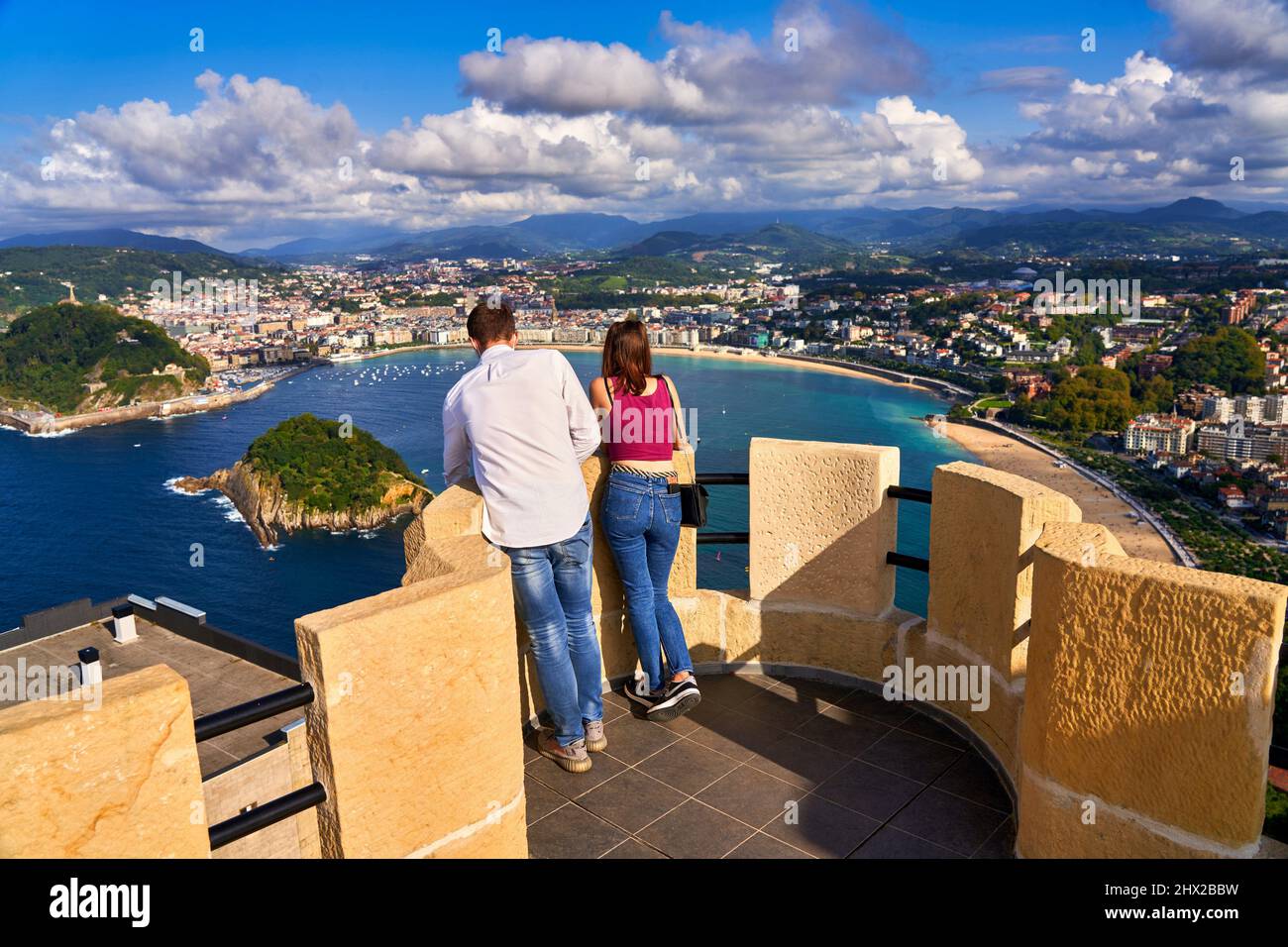 Pareja disfrutando de las vistas de la bahía de La Concha desde la Torreón del Monte Igeldo, Donostia, San Sebastián, una ciudad cosmopolita de 187.000 habitantes, Foto de stock