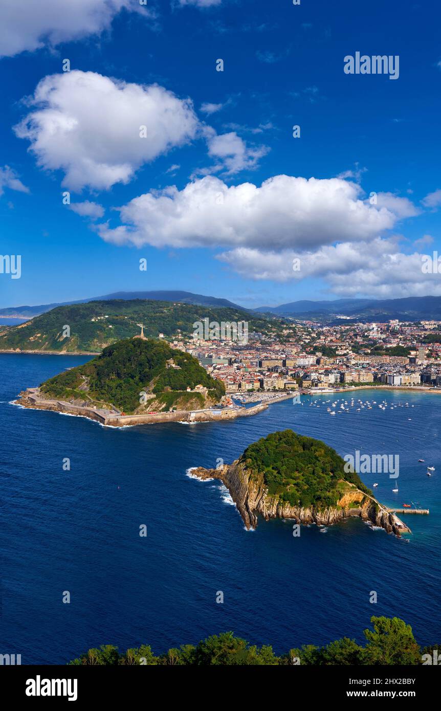 Vista de la Bahía de La Concha desde el Monte Igeldo, la Isla de Santa Clara y el Monte Urgull, Donostia, San Sebastián, ciudad cosmopolita de 187.000 habitantes, Foto de stock