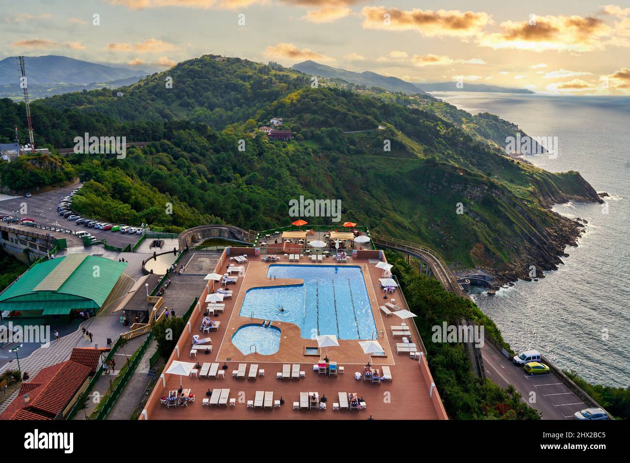 Vistas desde el Torreón del Monte Igeldo, la piscina del Mercure Hotel y vistas a la Costa Vasca, San Sebastián, una ciudad cosmopolita de 187.000 Foto de stock