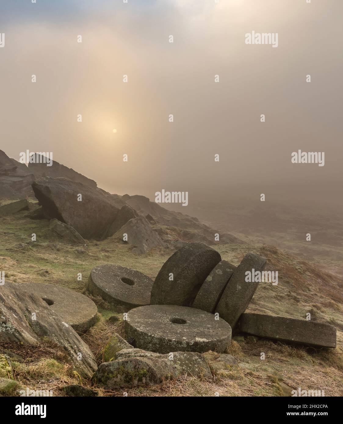 Amanecer Misty. Stanage EDGE, parque nacional del distrito de Peak, Derbyshire, inglaterra, Reino Unido Foto de stock