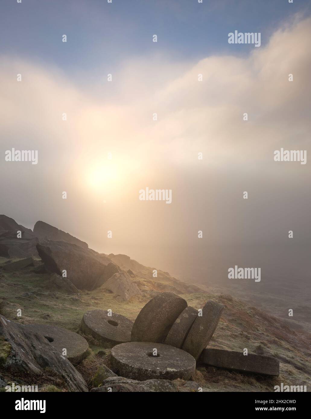 Amanecer Misty. Stanage EDGE, parque nacional del distrito de Peak, Derbyshire, inglaterra, Reino Unido Foto de stock