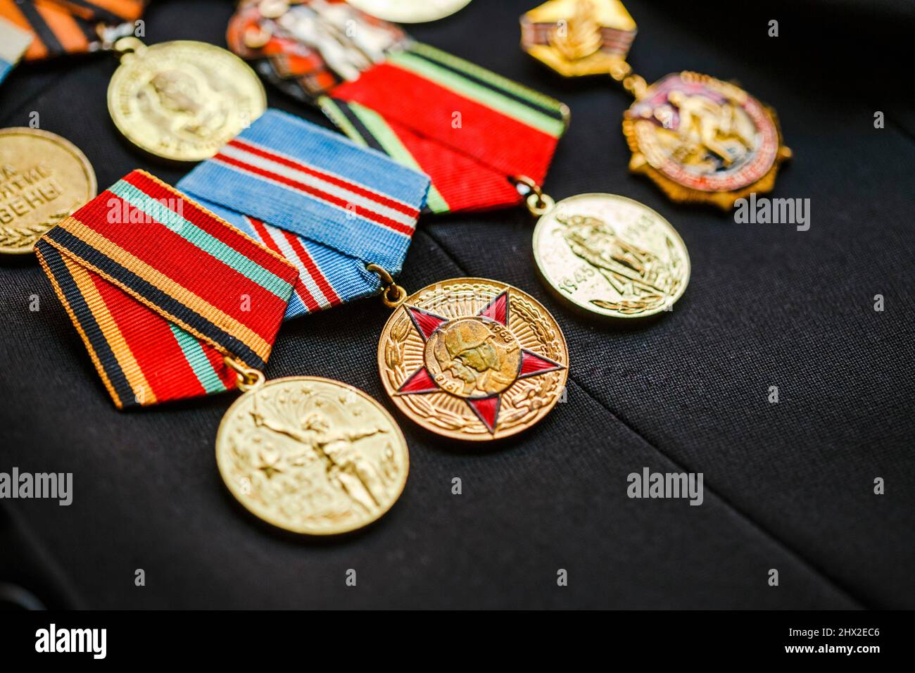 RUSIA, MOSCÚ - 2014: Medallas de una victoria en la Gran Guerra Patriótica en el uniforme de desfile del veterano de las Fuerzas Armadas de la Unión Soviética. Foto de stock