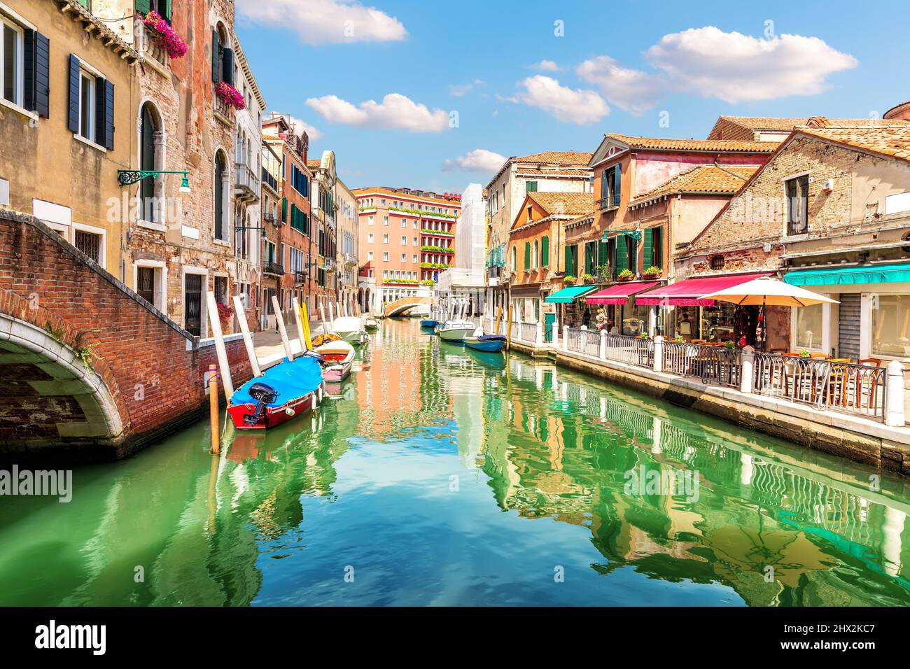 Hermoso canal en el distrito de Cannaregio de Venecia, Italia. Foto de stock