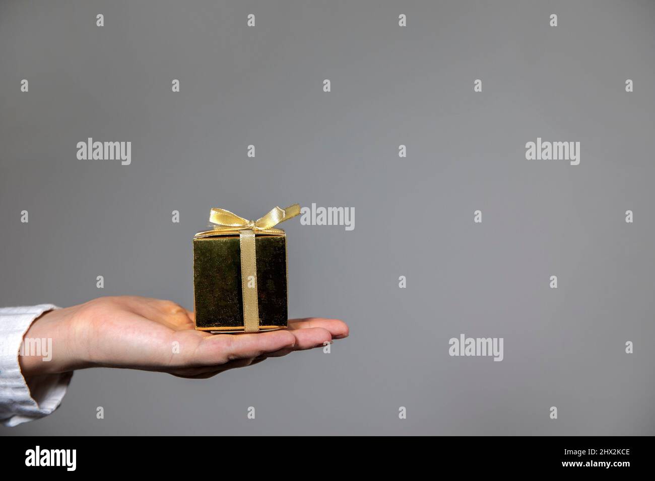 regalo de cumpleaños hombre regalo obsequio papel envuelto Fotografía de  stock - Alamy