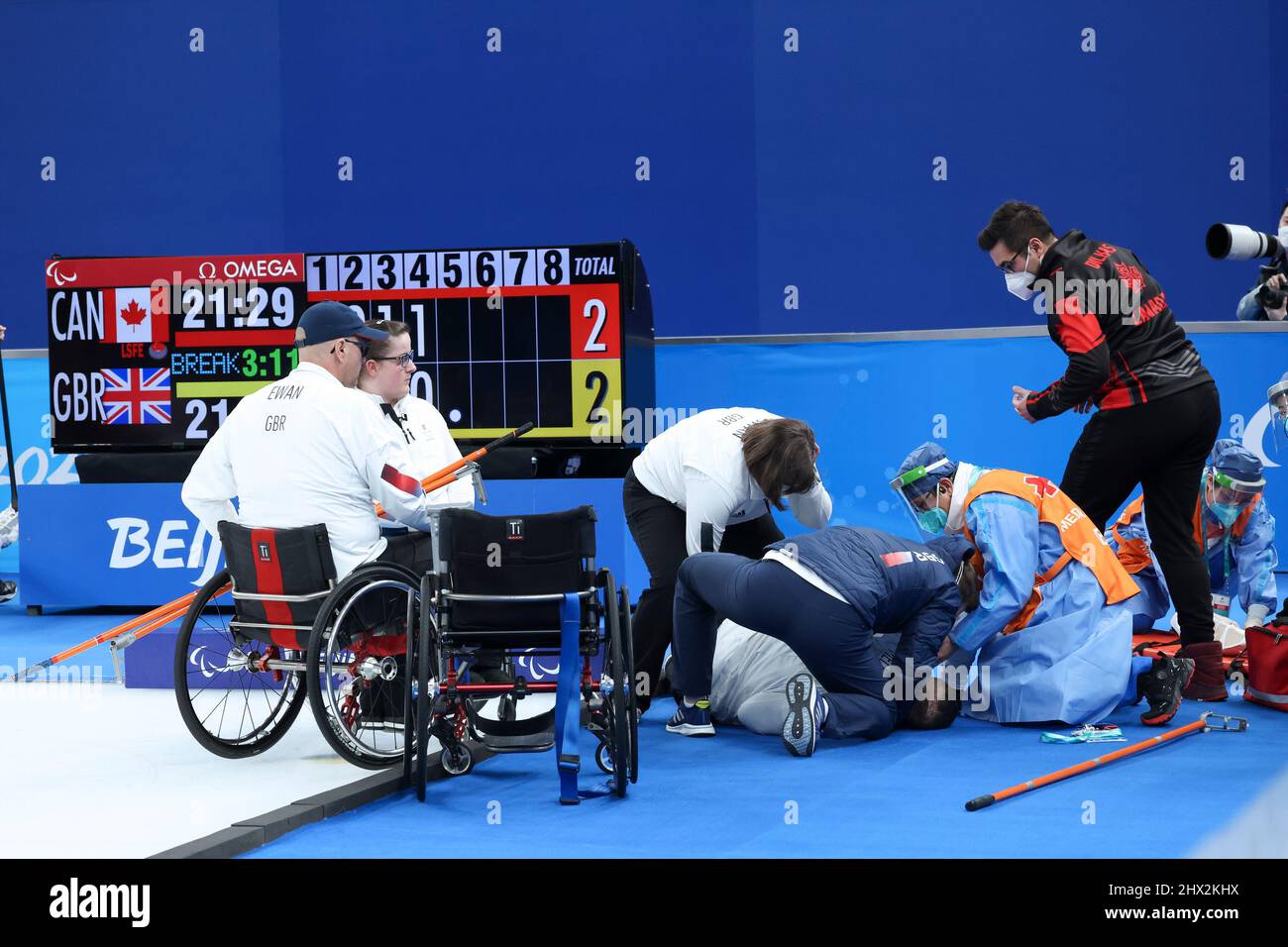 220309) -- BEIJING, 9 de marzo de 2022 (Xinhua) -- David Melrose, de Gran  Bretaña, recibe atención médica durante el partido Robin de la ronda de  curling de sillas de ruedas entre
