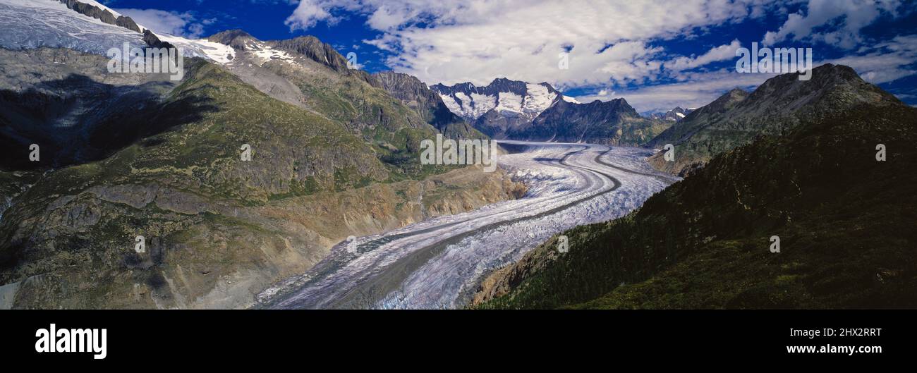 El glaciar Aletsch (en alemán Aletschgletscher) o el glaciar Great Aletsch (en alemán Grosser Aletschgletscher) es el glaciar más grande de los Alpes. Lo ha hecho Foto de stock