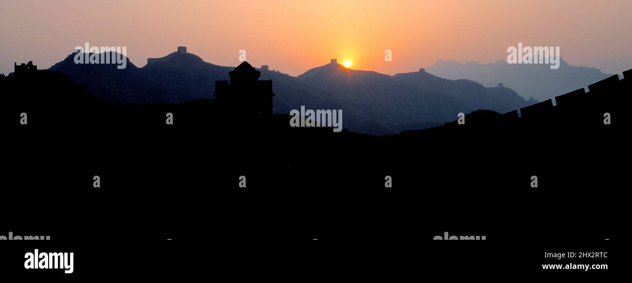 La Gran Muralla al amanecer. Jin Shan Ling. China. Foto de stock