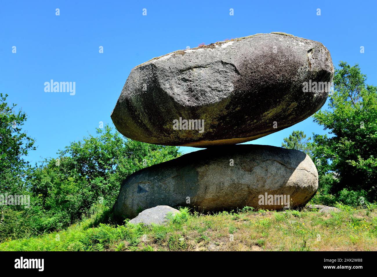 Pena do Equilibrio. Pedras da Picaraña. Piedra de equilibrio cerca de Ponteareas, Pontevedra, España. Foto de stock