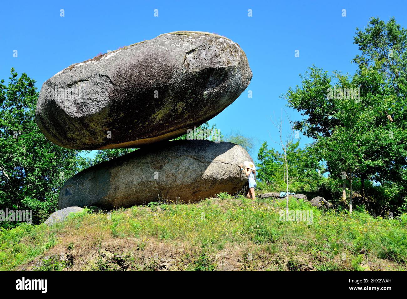 Pena do Equilibrio. Pedras da Picaraña. Piedra de equilibrio cerca de Ponteareas, Pontevedra, España. Foto de stock