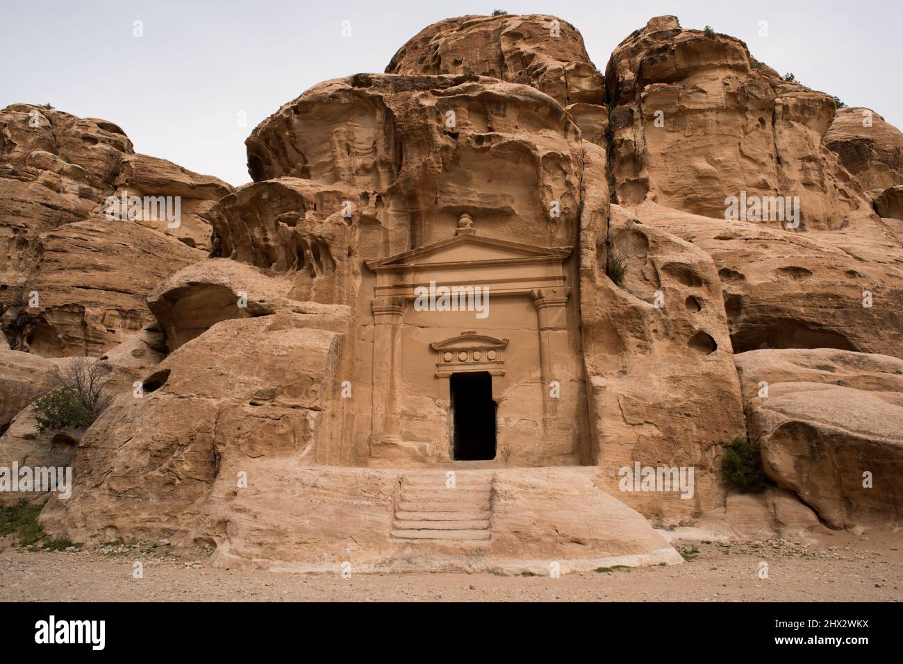 Siq al-Barid o Little Petra (Patrimonio de la Humanidad de la UNESCO). Tumba número 846. Al-Baydha, Jordania. Foto de stock