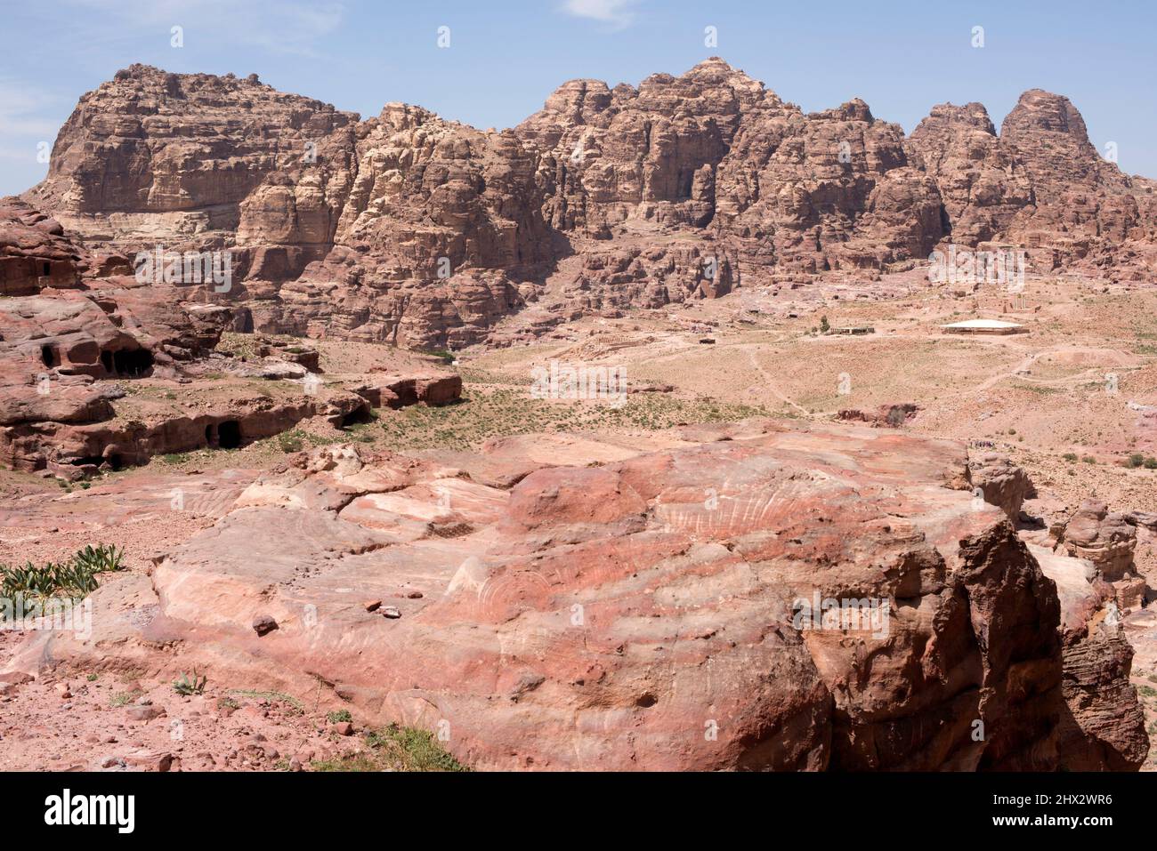 Petra, formación de arenisca (vista panorámica). Gobernación de MA'an, Jordania. Foto de stock