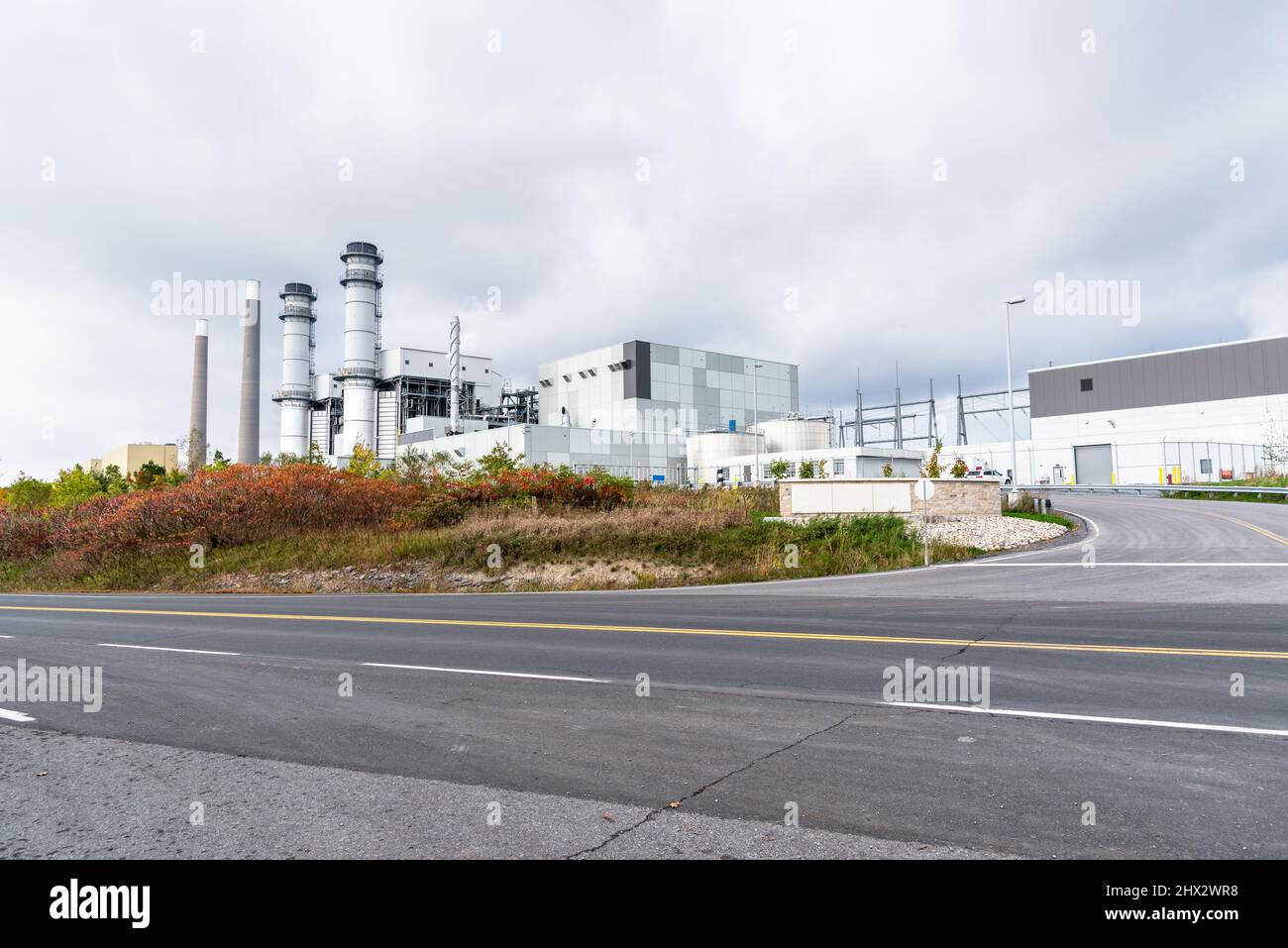 Vista de una central eléctrica a gas en un día nublado de otoño Foto de stock