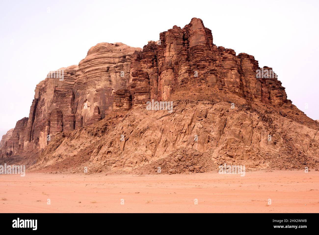 Wadi Rum o Valle de la Luna (Patrimonio de la Humanidad de la UNESCO). Siete pilares de la Sabiduría. Montaña de piedra arenisca sobre roca magmática. Inconformidad geológica Foto de stock